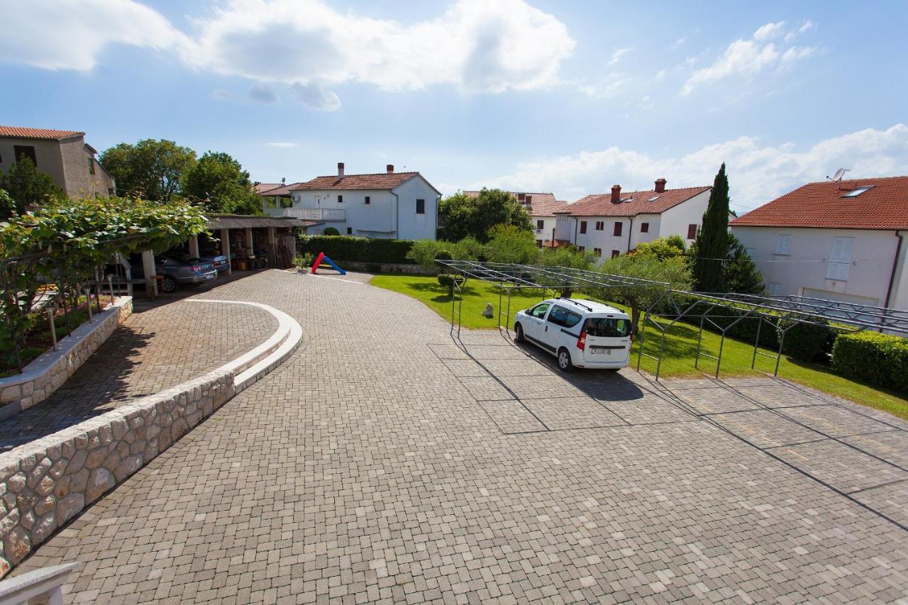 Apartments Nedeljka Малинска Экстерьер фото